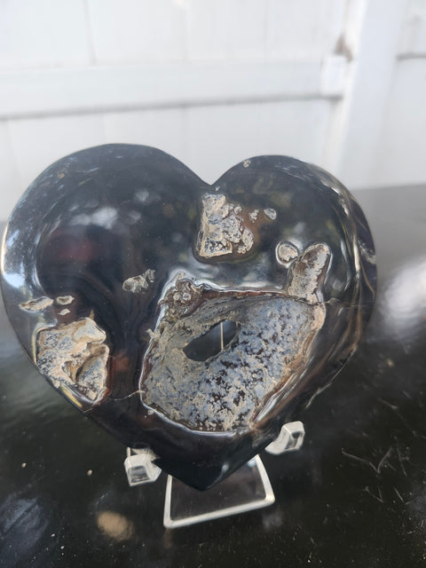 Agate heart, 7 ounces, 4 inches wide, 3 inches tall