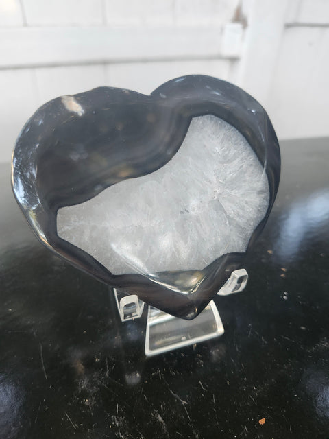 agate heart! 8.1 ounces, 3.75 inches long, 3.25 inches tall
