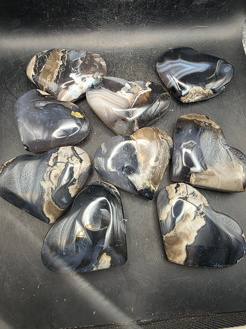 Volcanic agate heart! Uv reactive! 2.6 too 2.9 inches wide!