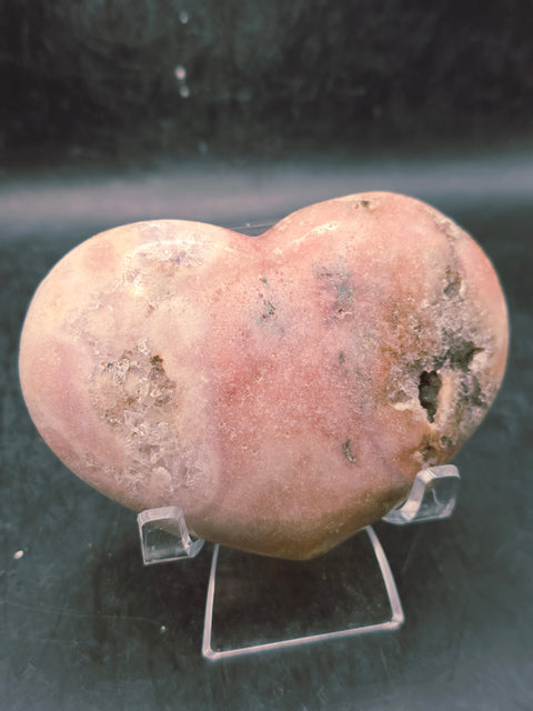 Pink amethyst heart! 9.6 ounces, 3.5 inches wide, 2.6 inches tall!