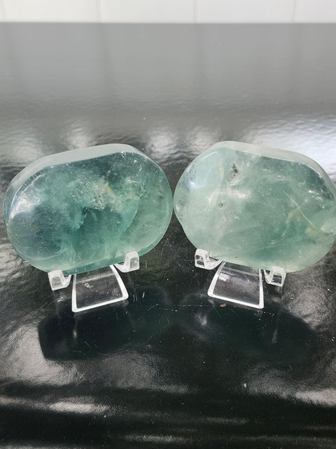 Green florite palm stone! 3.4 ounces, 2.5 inches wide, 1.8 tall