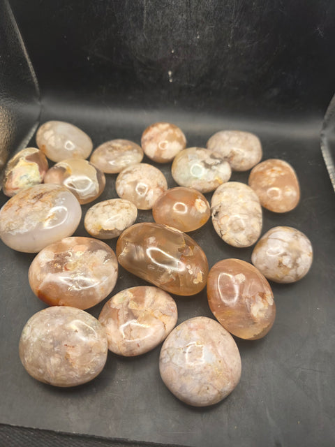 Flower agate palm stone! 1.6 too 2.2 inch!