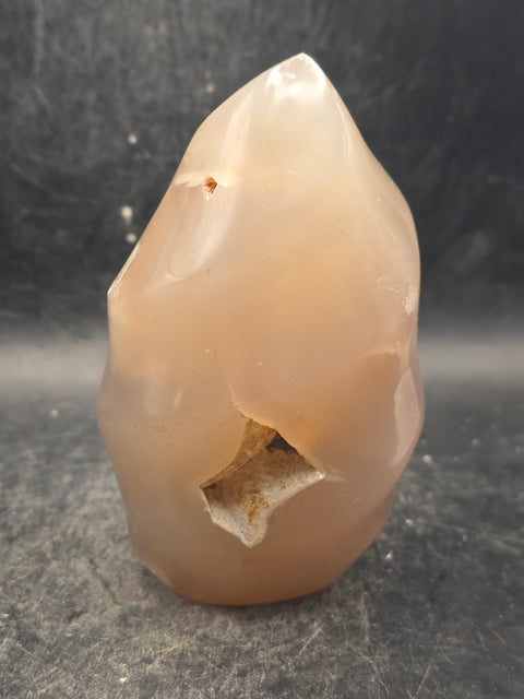 Flower agate flame tower! 13 ounces, 3.8 inches tall, 2.2" wide