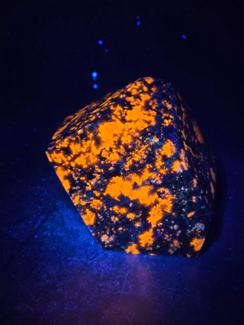 Flame stone "yooperlite" free form! 10 ounces, 2.8" wide, 1.8" tall