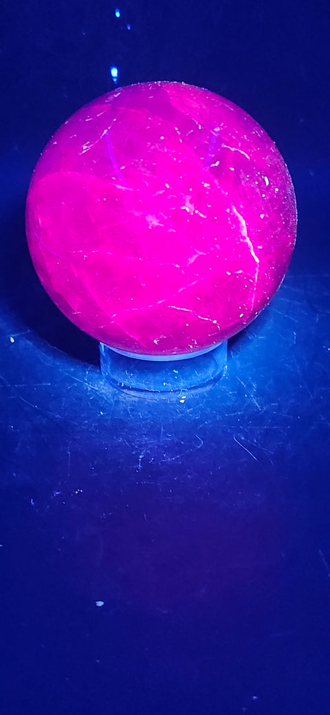 Purple crackle quartz uv reactive! 61.9mm, 2.4 inches, 11.5 ounces