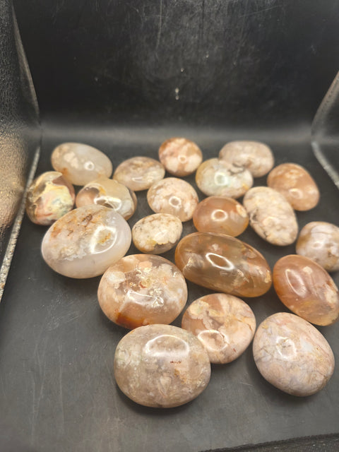 Flower agate palm stone! 1.6 too 2.2 inch!