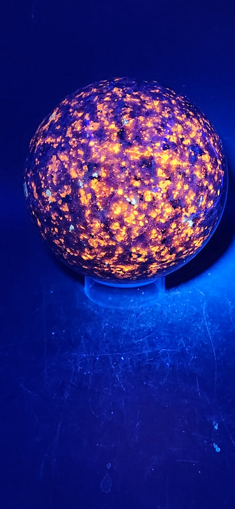 Flame stone sphere "yooperlite" 74.6mm, 2.9 inches, 1.4 pounds