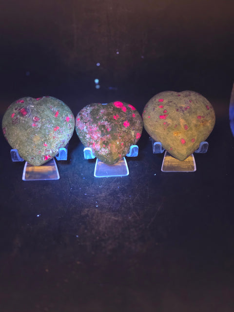 Ruby fuchite heart! Uv reactive, 4 ounces, 2.2 by 2.1 inches