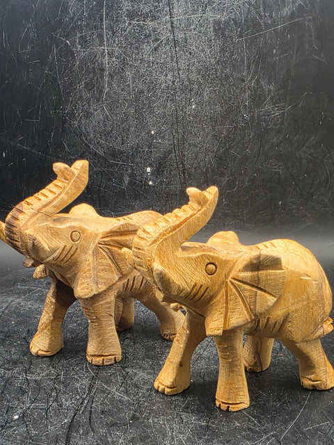 Palo santo elephant " holy wood" 3.4 inches truck to back leg!