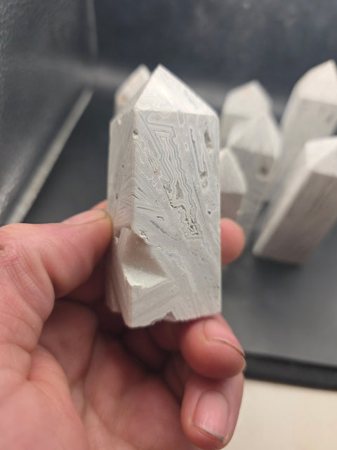 White lace agate tower! 2.9 too 3.5 inches!