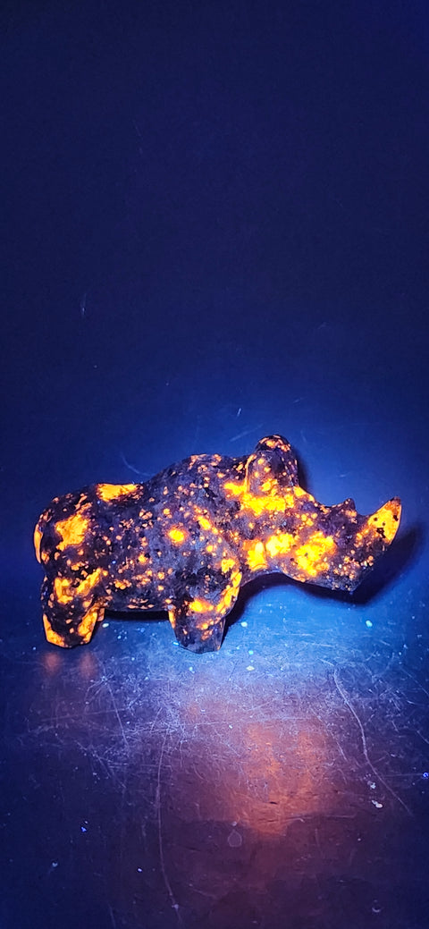 Flame stone "yooperlite" rhino! 8.5 ounces, 4 inches long, 2 tall