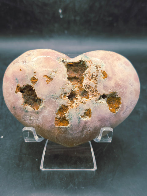 Pink amethyst heart! 9.6 ounces, 3.5 inches wide, 2.6 inches tall!