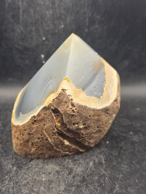 Agate polished top point! 1.2 pounds, 3.7 inches wide, 3.3" tall