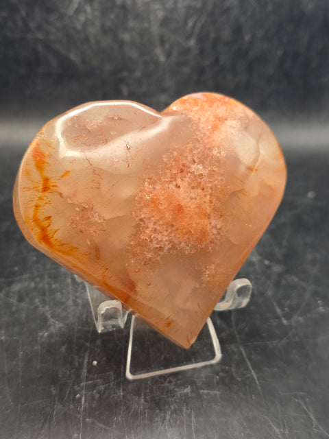 Agate heart! 7.7 ounces, 2.8 inches tall, 3.1 inches wide