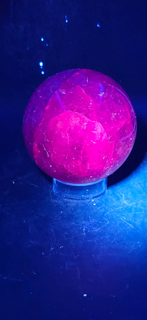 Purple crackle quartz uv reactive! 61.9mm, 2.4 inches, 11.5 ounces