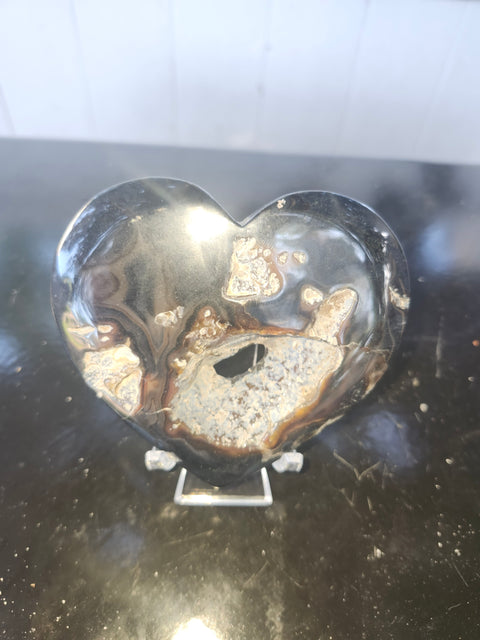 Agate heart, 7 ounces, 4 inches wide, 3 inches tall