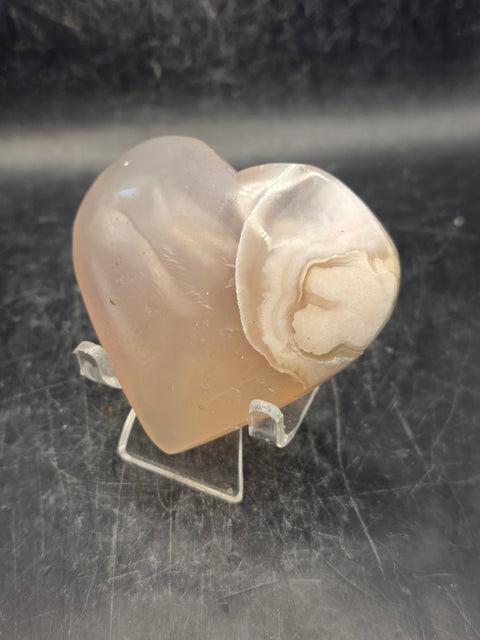 Agate heart! 4 ounces, 2.6 inches wide, 2.4 inches tall