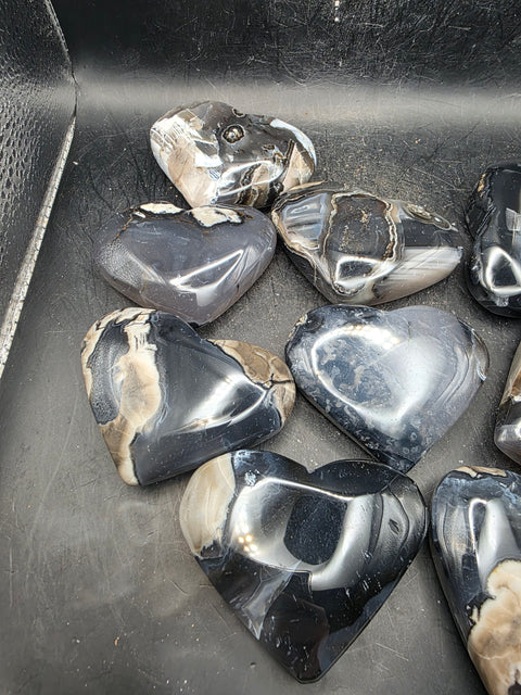 Volcanic agate heart! Uv reactive! 2.6 too 2.9 inches wide!