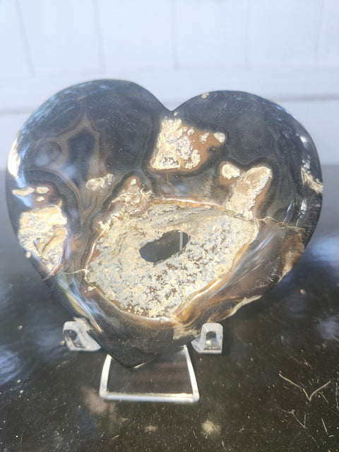 Agate heart, 7 ounces, 4 inches wide, 3 inches tall
