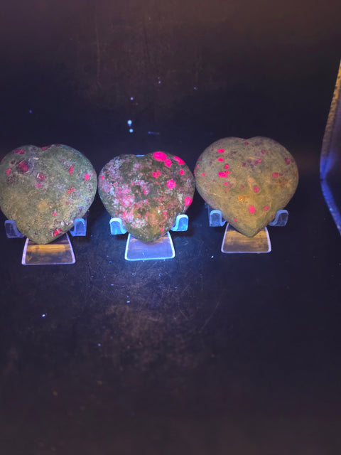 Ruby fuchite heart! Uv reactive, 4 ounces, 2.2 by 2.1 inches
