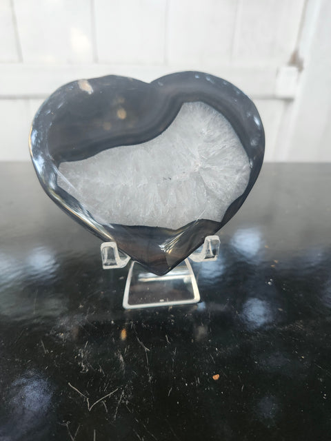 agate heart! 8.1 ounces, 3.75 inches long, 3.25 inches tall