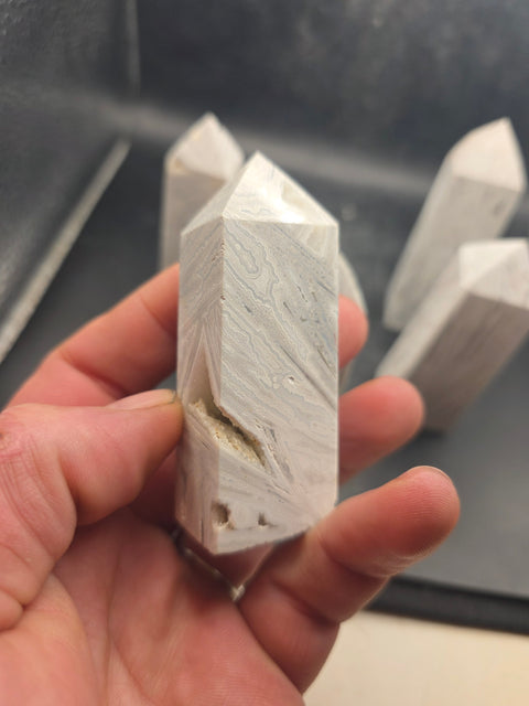 White lace agate tower! 2.9 too 3.5 inches!