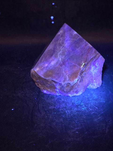 Sodalite polished top point! 10.8 ounces, 2.5 inches tall uv reactive