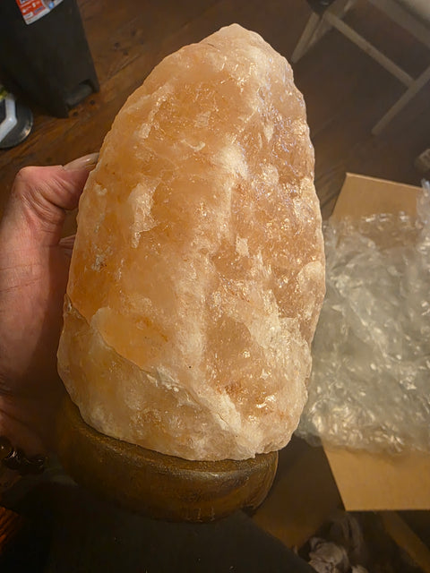 Himalayan salt lamp! 7 inches tall, 3 pounds! Led light included!