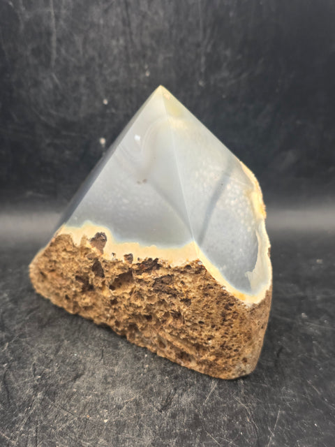 Agate polished top point! 1.2 pounds, 3.7 inches wide, 3.3" tall