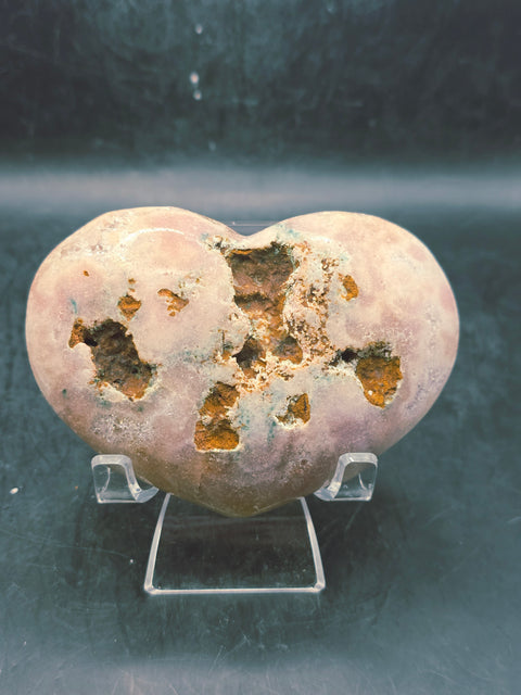 Pink amethyst heart! 9.6 ounces, 3.5 inches wide, 2.6 inches tall!