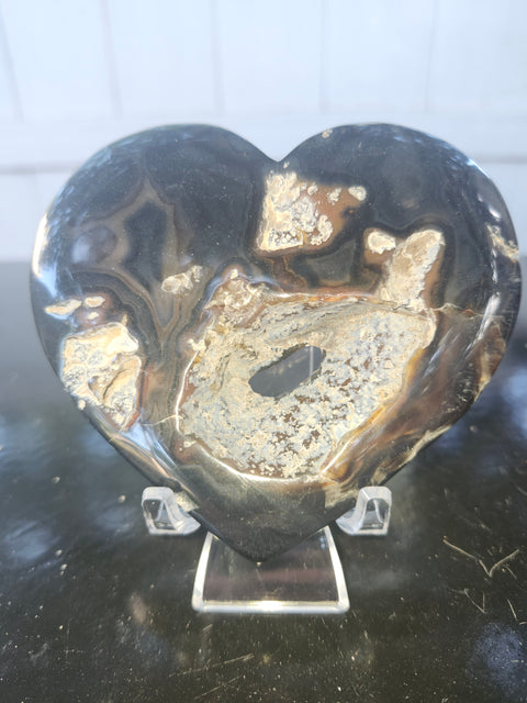Agate heart, 7 ounces, 4 inches wide, 3 inches tall