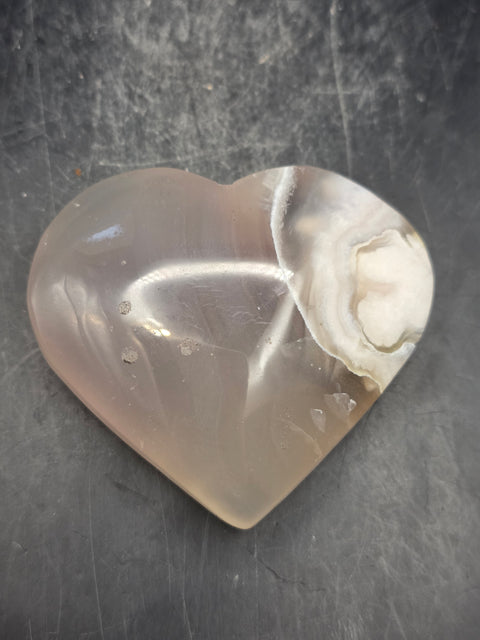 Agate heart! 4 ounces, 2.6 inches wide, 2.4 inches tall