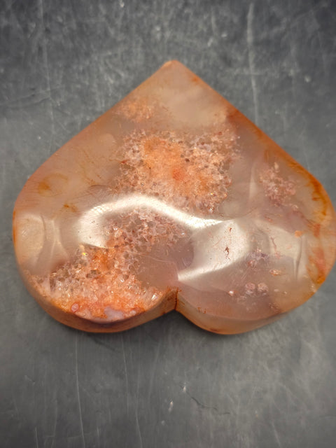 Agate heart! 7.7 ounces, 2.8 inches tall, 3.1 inches wide
