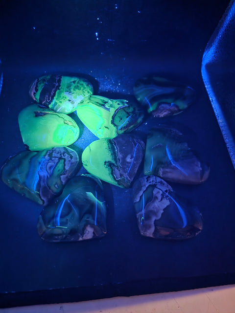 Volcanic agate heart! Uv reactive! 2.6 too 2.9 inches wide!