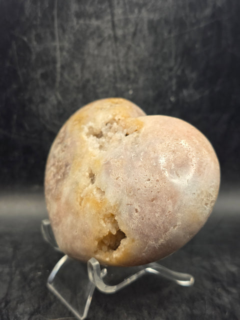 Pink amethyst heart! 10 ounces, 3.5 inches wide, 2.8 inches tall!