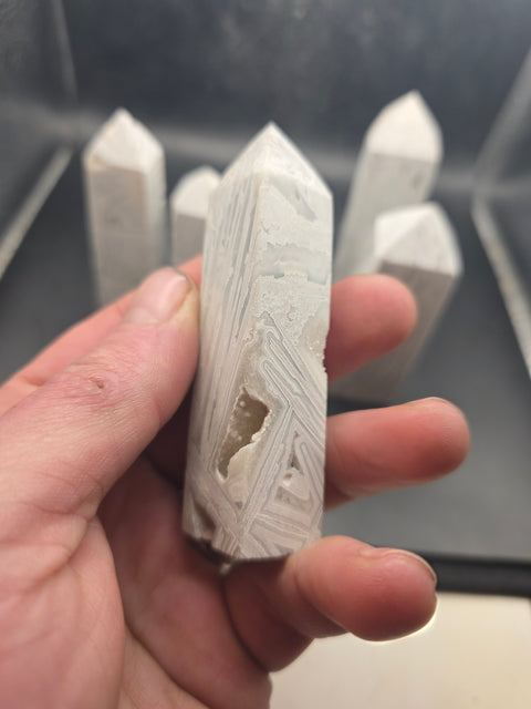 White lace agate tower! 2.9 too 3.5 inches!