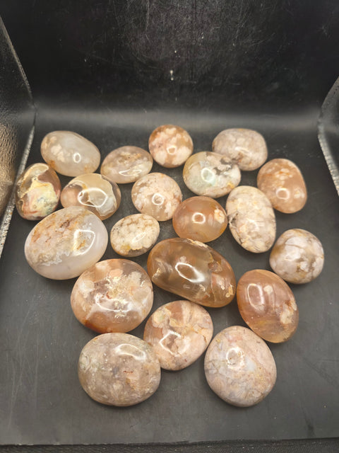 Flower agate palm stone! 1.6 too 2.2 inch!