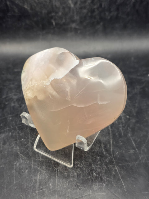 Agate heart! 4 ounces, 2.6 inches wide, 2.4 inches tall