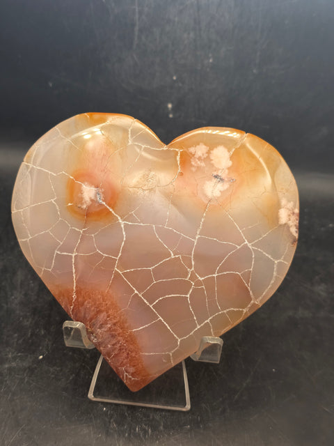 Agate heart! 9.6 ounces, 4.3 inches wide, 4.1 inches tall