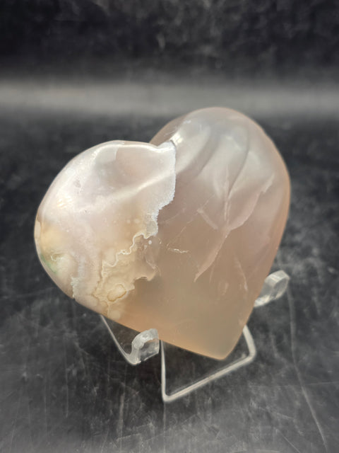 Agate heart! 4 ounces, 2.6 inches wide, 2.4 inches tall