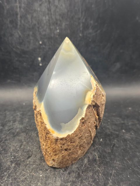 Agate polished top point! 1.2 pounds, 3.7 inches wide, 3.3" tall