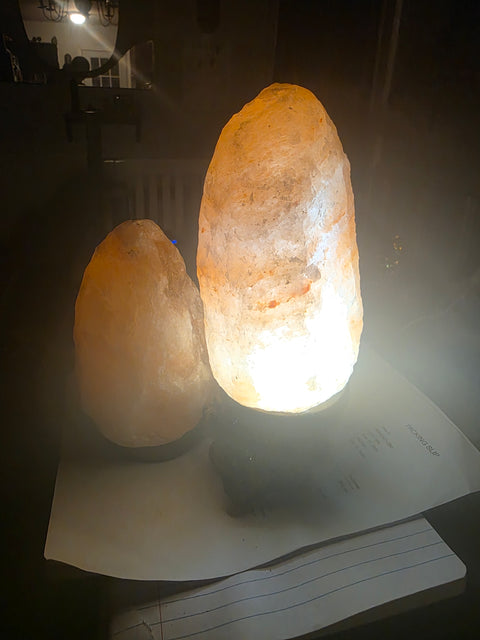 Himalayan salt lamp! 7 inches tall, 3 pounds! Led light included!