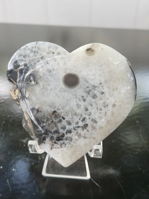 Agate heart! 5.5 ounces, 3.1 inches wide by 2.9 tall