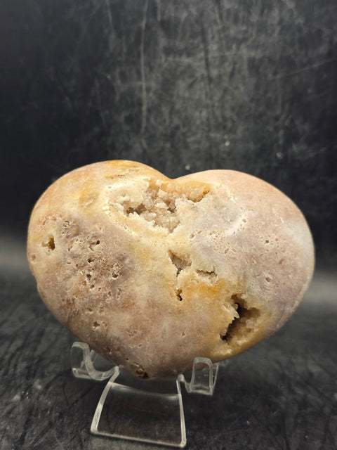 Pink amethyst heart! 10 ounces, 3.5 inches wide, 2.8 inches tall!