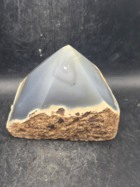 Agate polished top point! 1.2 pounds, 3.7 inches wide, 3.3" tall