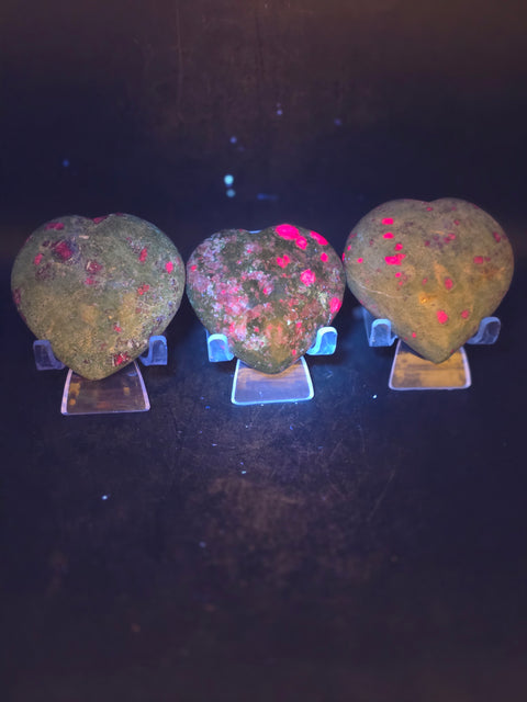Ruby fuchite heart! Uv reactive, 4 ounces, 2.2 by 2.1 inches