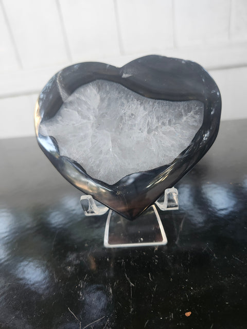agate heart! 8.1 ounces, 3.75 inches long, 3.25 inches tall