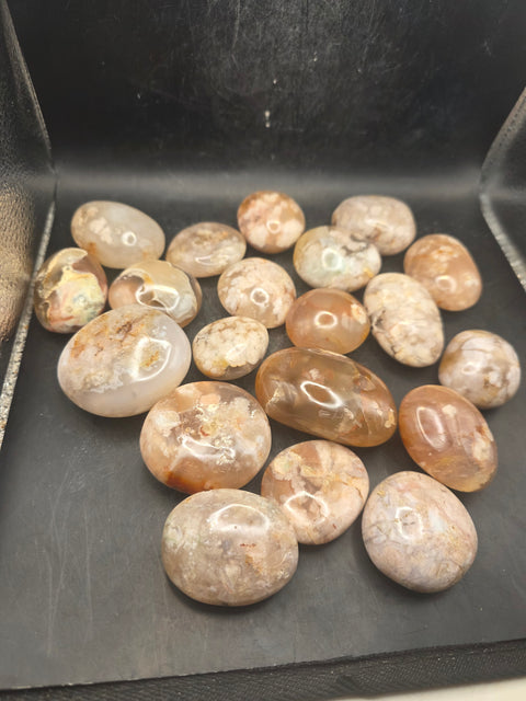 Flower agate palm stone! 1.6 too 2.2 inch!