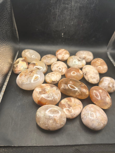 Flower agate palm stone! 1.6 too 2.2 inch!