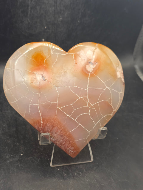 Agate heart! 9.6 ounces, 4.3 inches wide, 4.1 inches tall